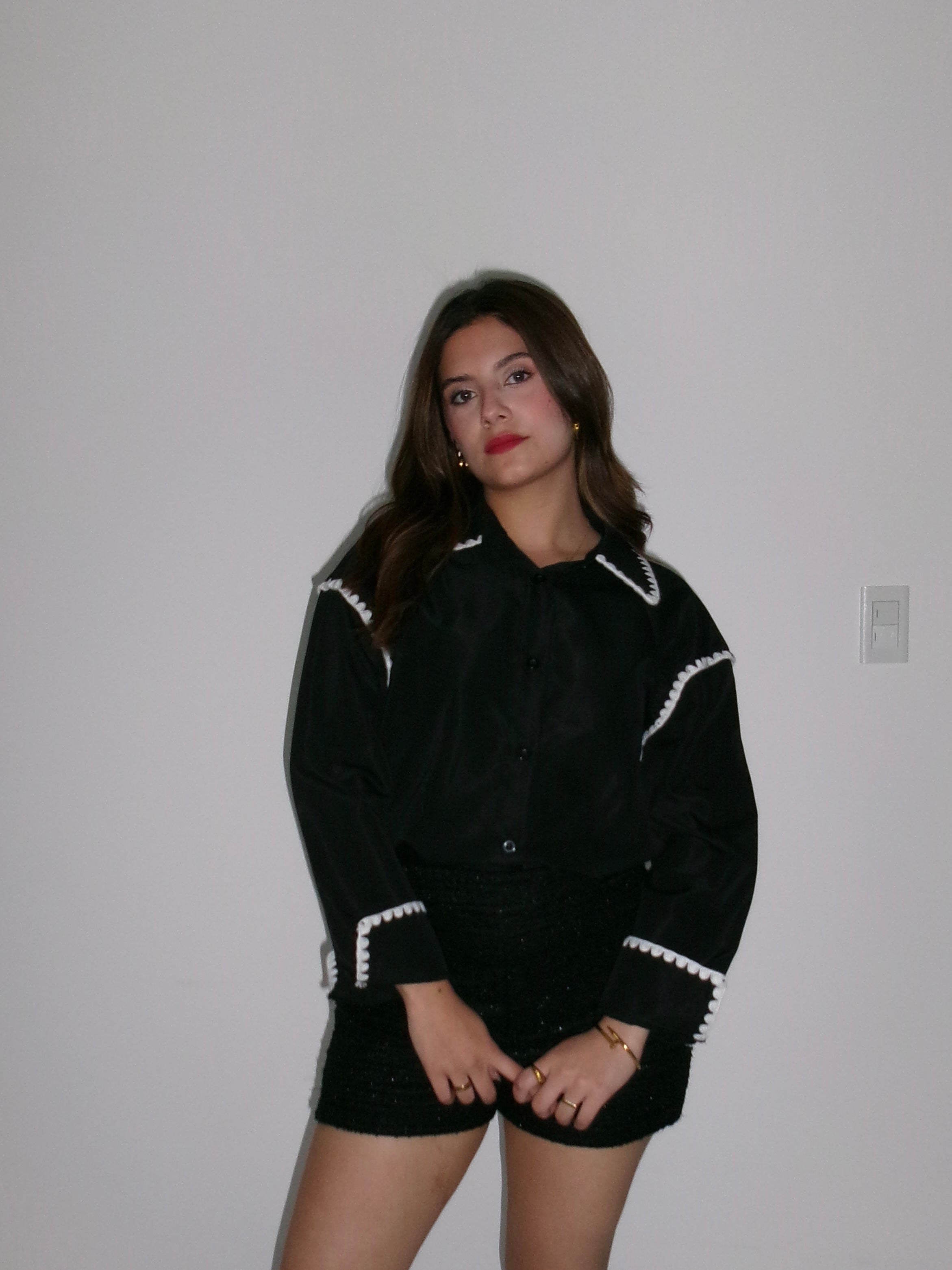 Camisa negra bordado