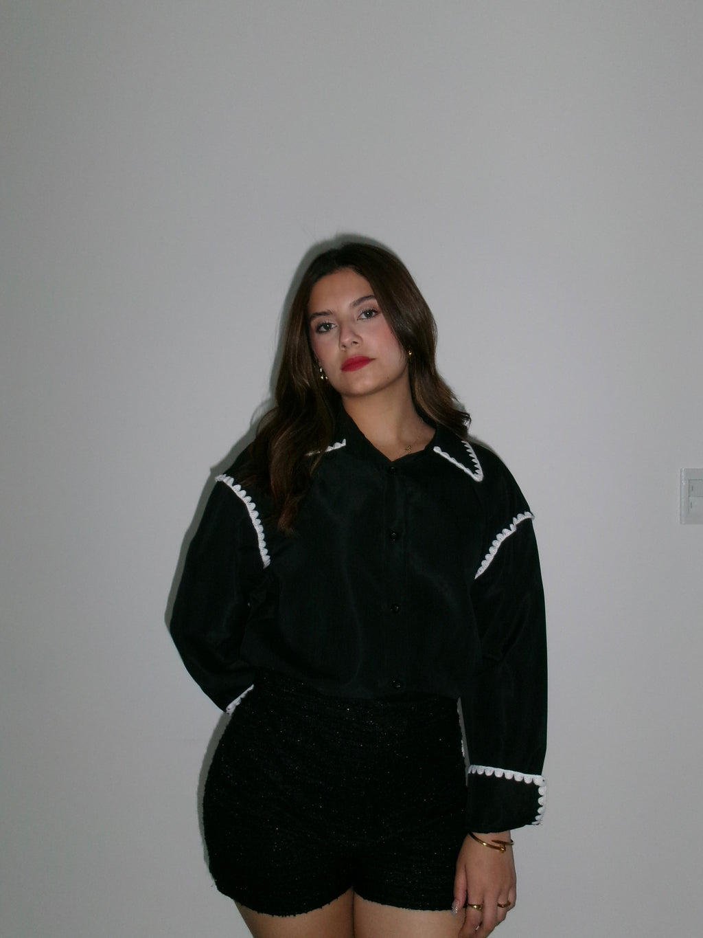 Camisa negra bordado