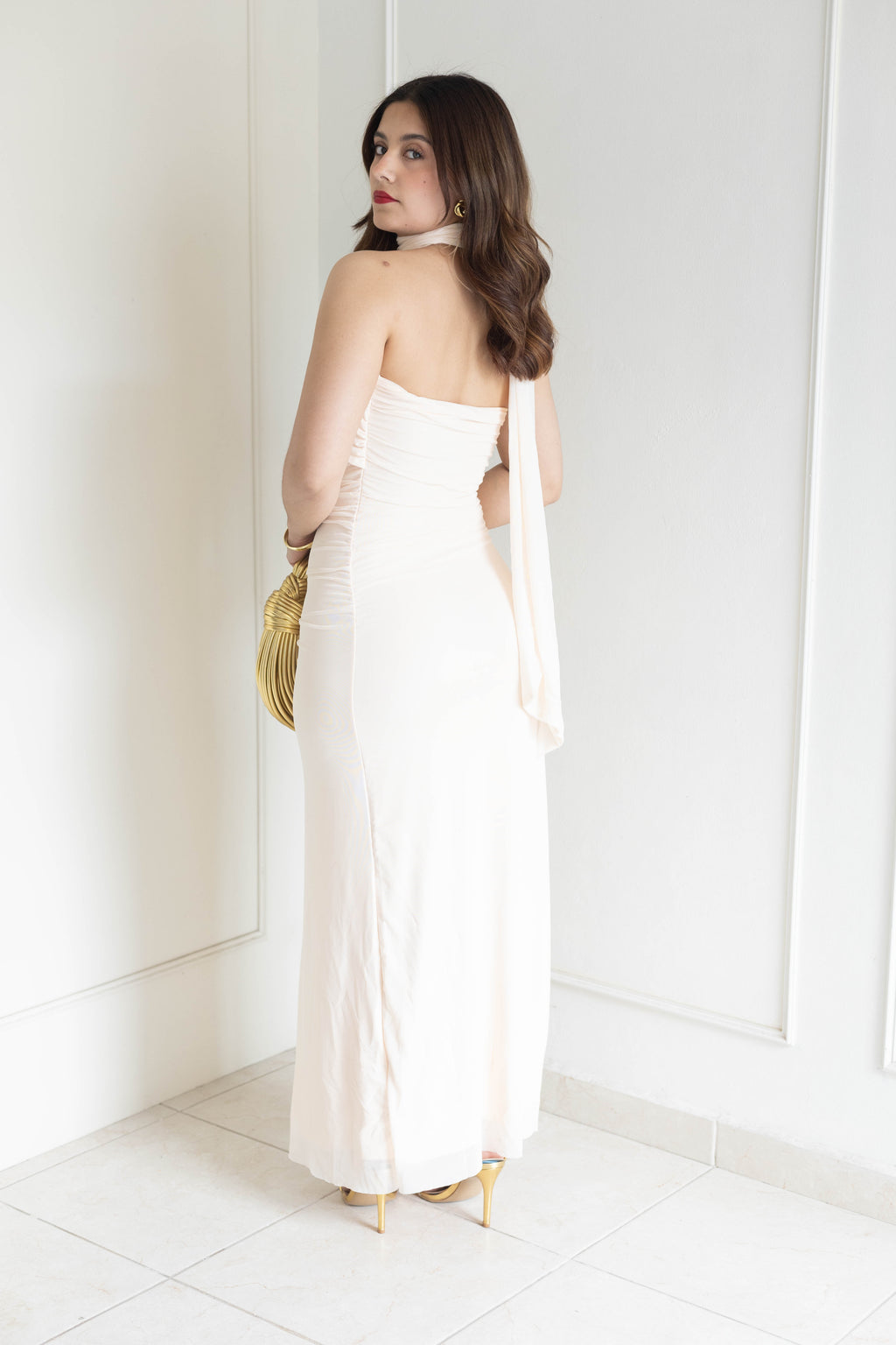 Vestido beige corbatín