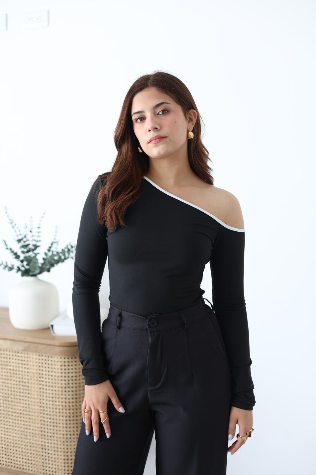 Blusa negra asimétrica