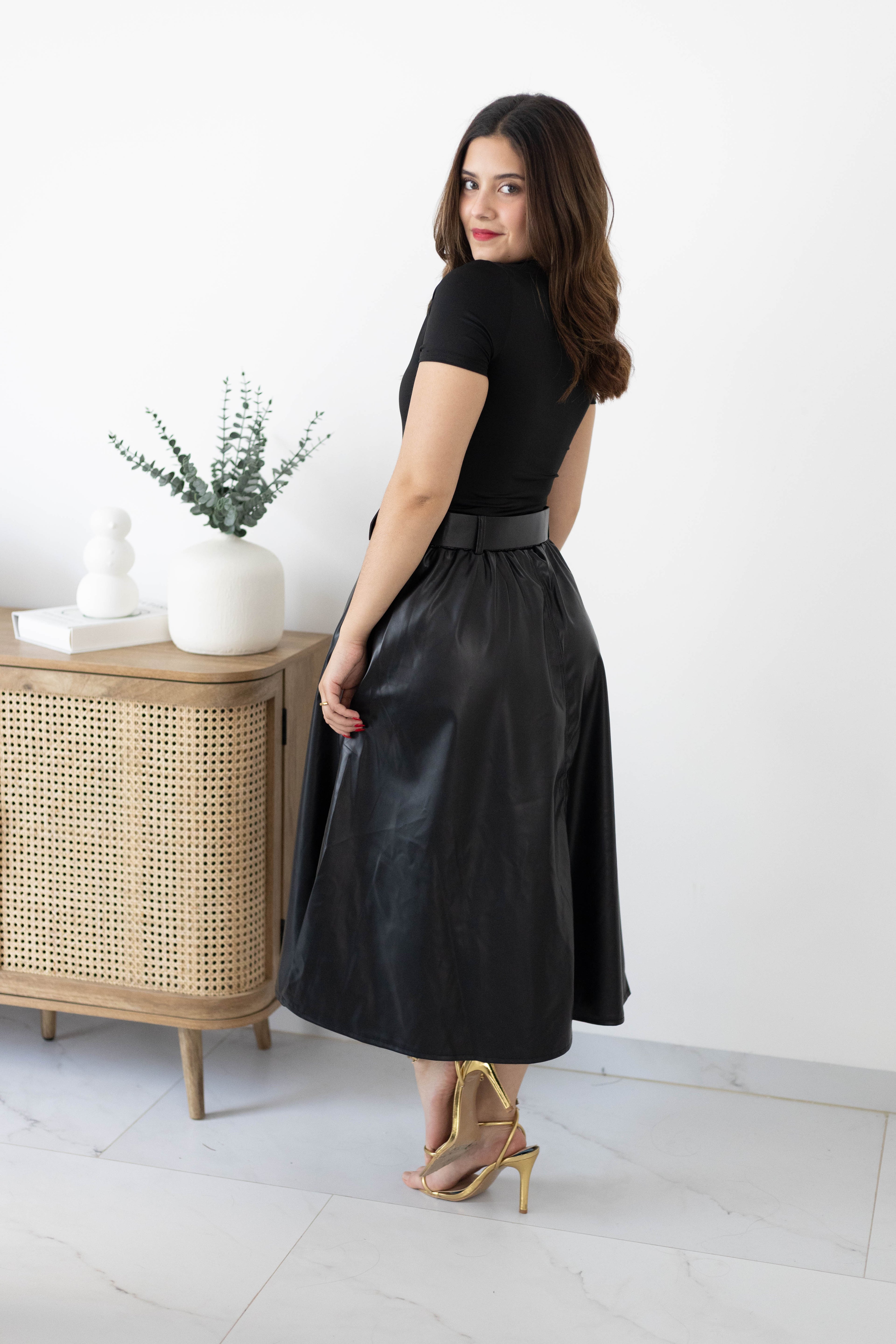 Falda de vinil larga