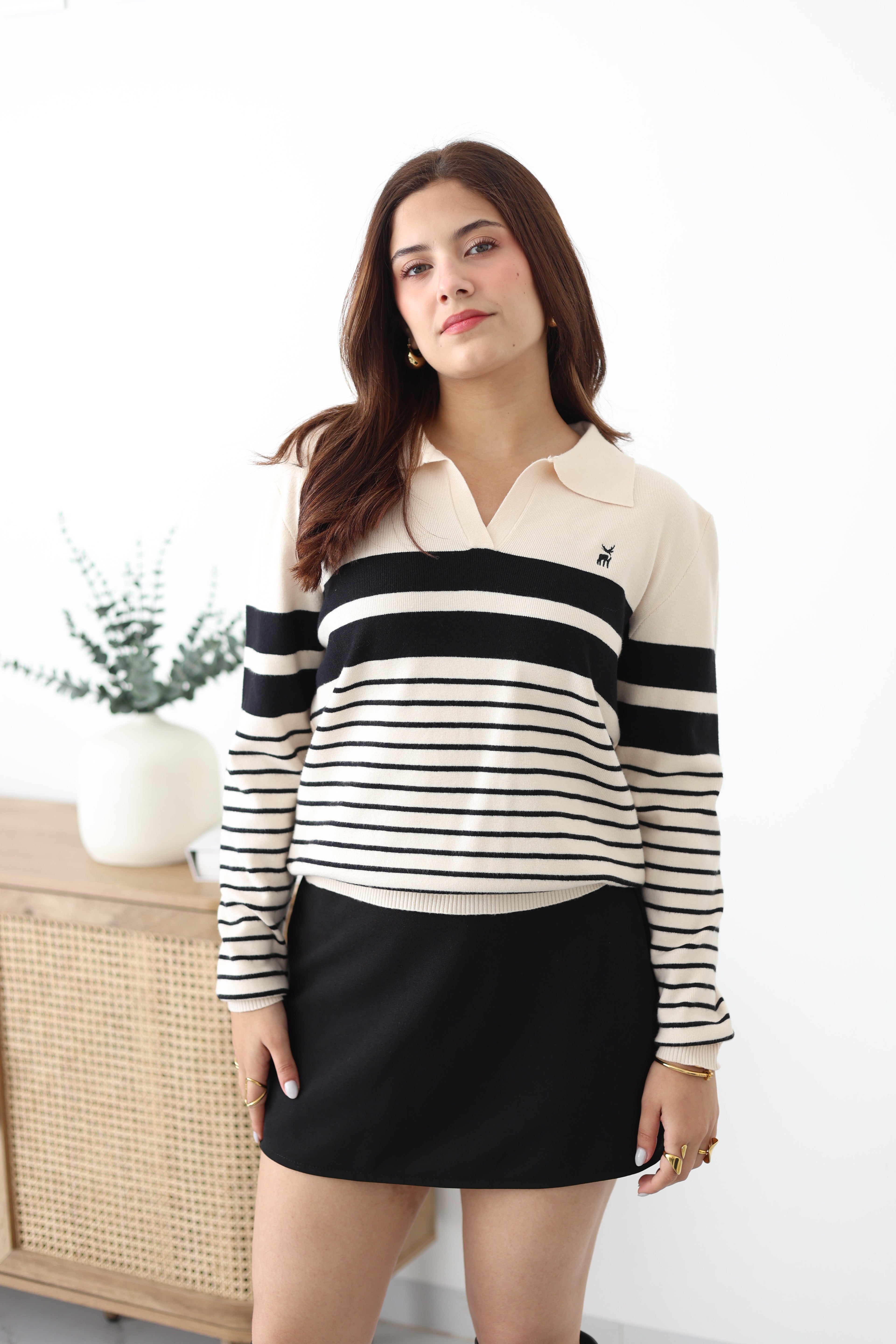 Suéter tipo polo rayado