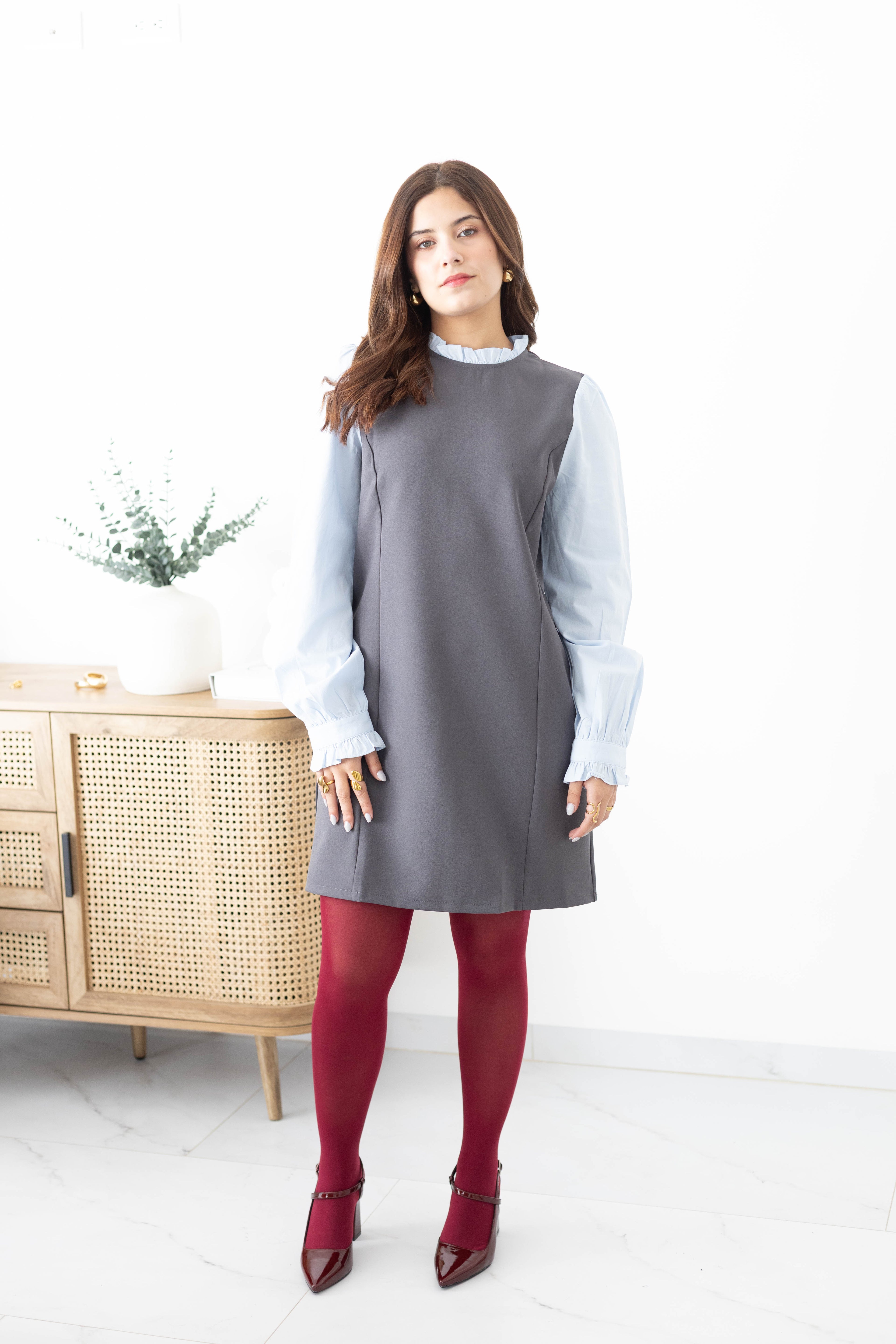 Vestido gris mangas azules
